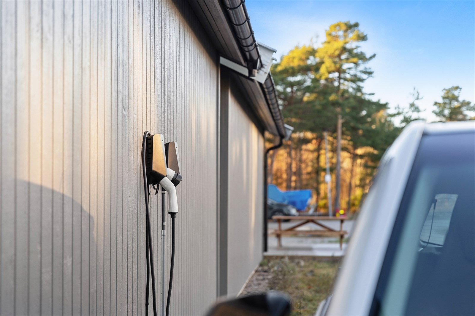 Eier disponerer i dag en utvendig parkeringsplass. Ladeboks for elbil er montert på plassen. Galleribilde