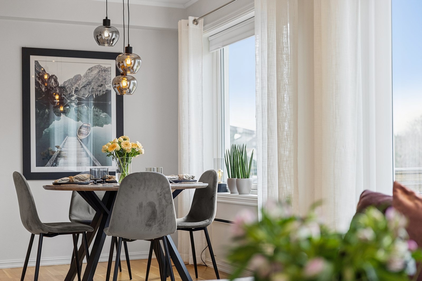 Oppholdsrommet innbyr til både avslappende stunder og sosiale sammenkomster med plass til både spisegruppe og sofa med tilhørende møblement. Galleribilde