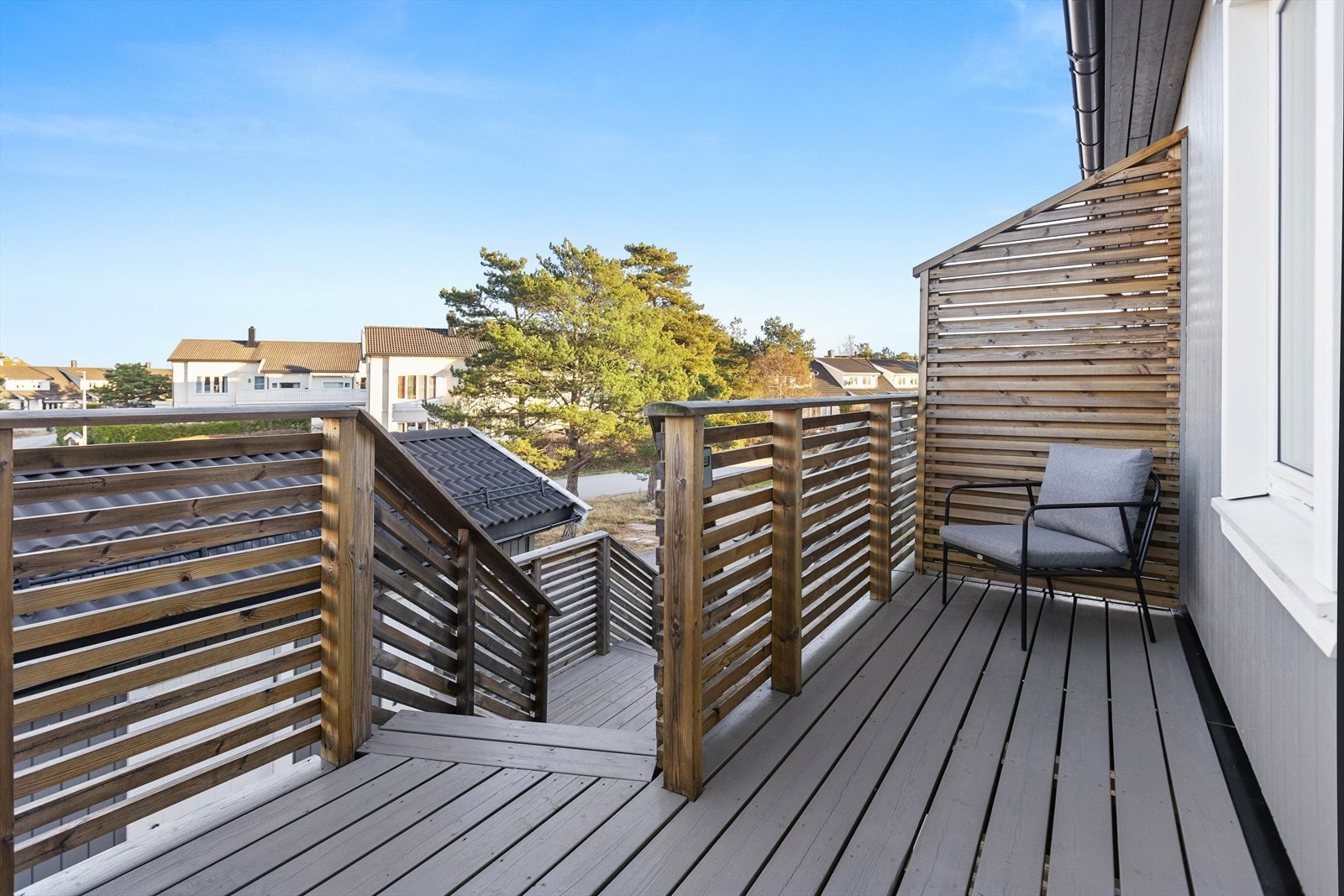 Boligen er gitt midlertidig enerett til bruk av deler av fellesarealet, som gjør at denne også disponerer veranda ved inngangsparti utenfor sin boenhet. Galleribilde