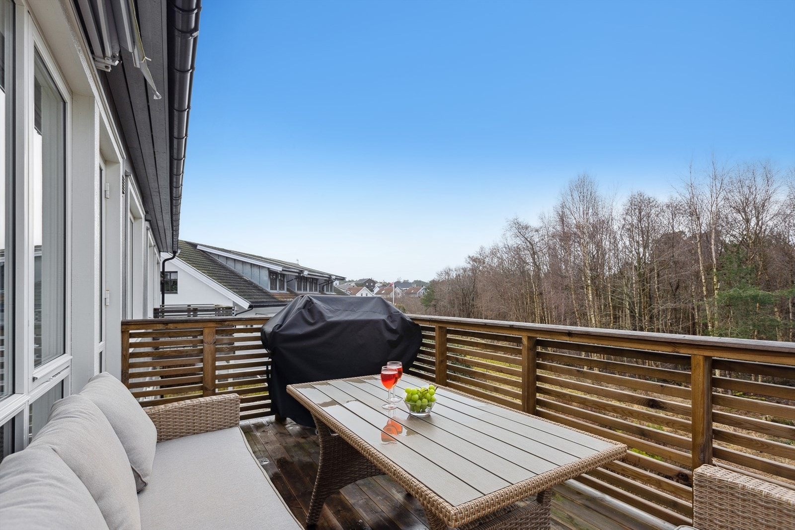 Veranda i trekonstruksjon, med adkomst fra stue/kjøkken, ca. 9 m². Galleribilde