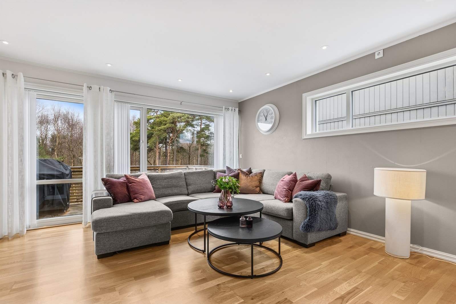 Direkte utgang til veranda til venstre i bildet. Galleribilde