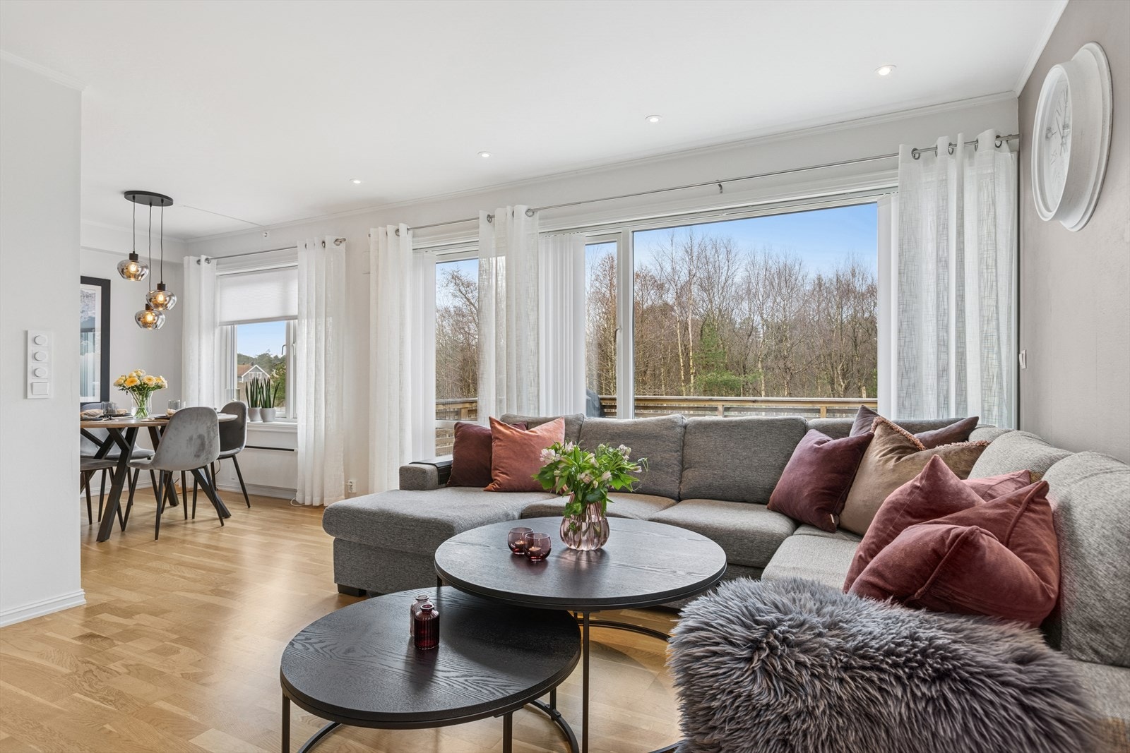 Fra entré/gang ledes du videre inn til en lys og hyggelig stue med direkte utgang til privat veranda hvor varme sommerdager kan nytes. Galleribilde