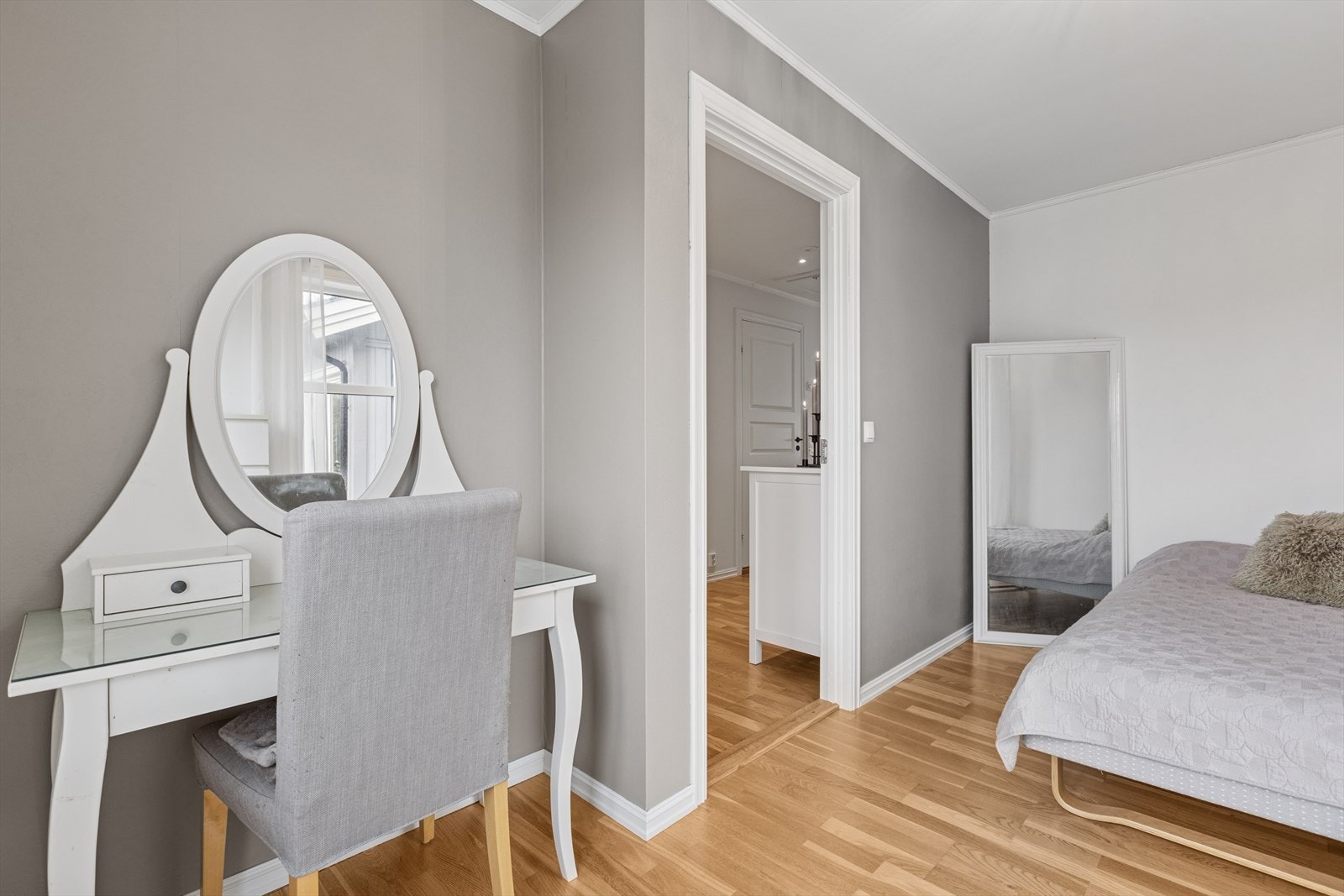 Begge rom med plass til seng, tilhørende sengemøblement og garderobeløsning. Galleribilde