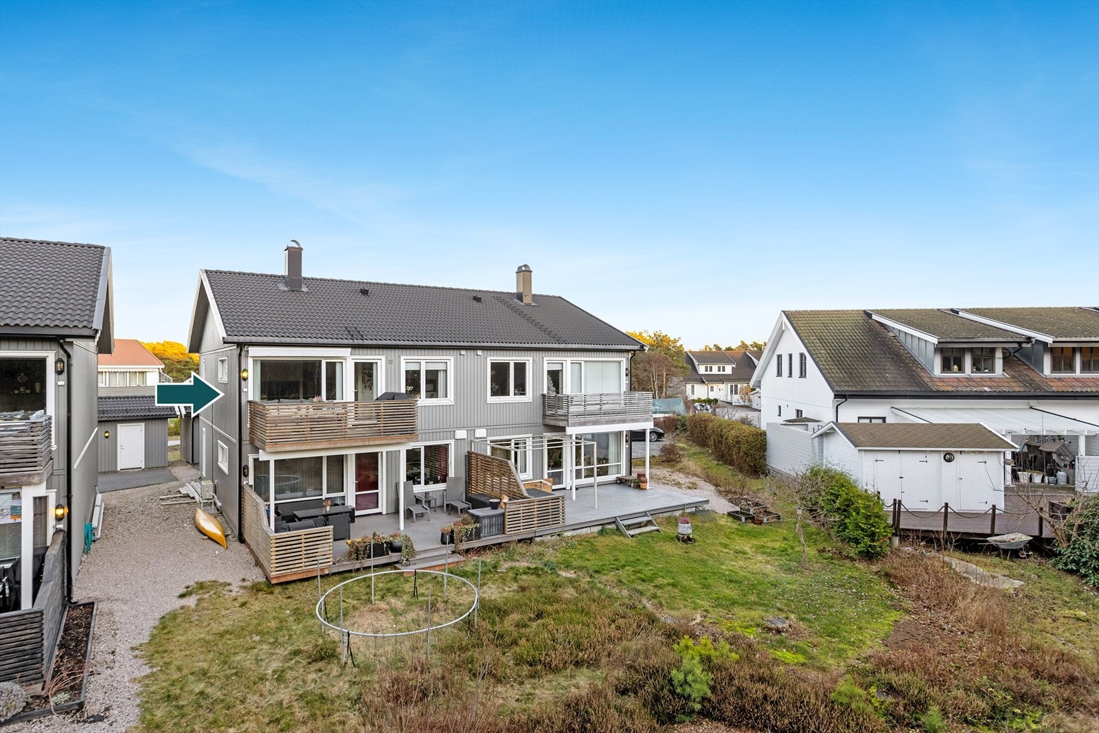 Eiendommen ligger attraktivt til i utkanten av boligfeltet på Rød - Asmaløy, i 2. etasje av firemannsbolig fra 2014. Galleribilde