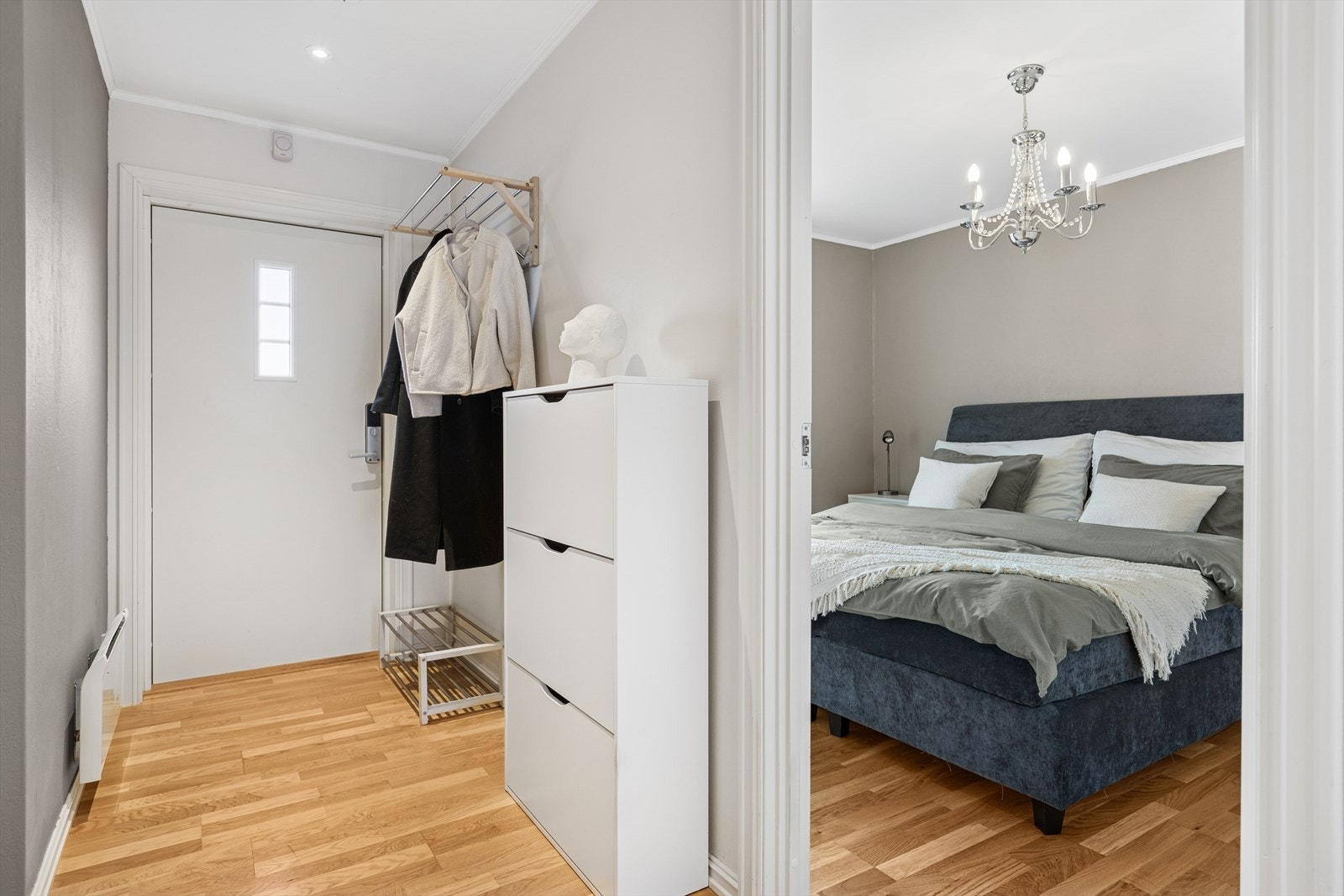 Vel innenfor døren finner du en innbydende entré/gang med plass til oppbevaringsløsning for både yttertøy og sko i rommet. Galleribilde