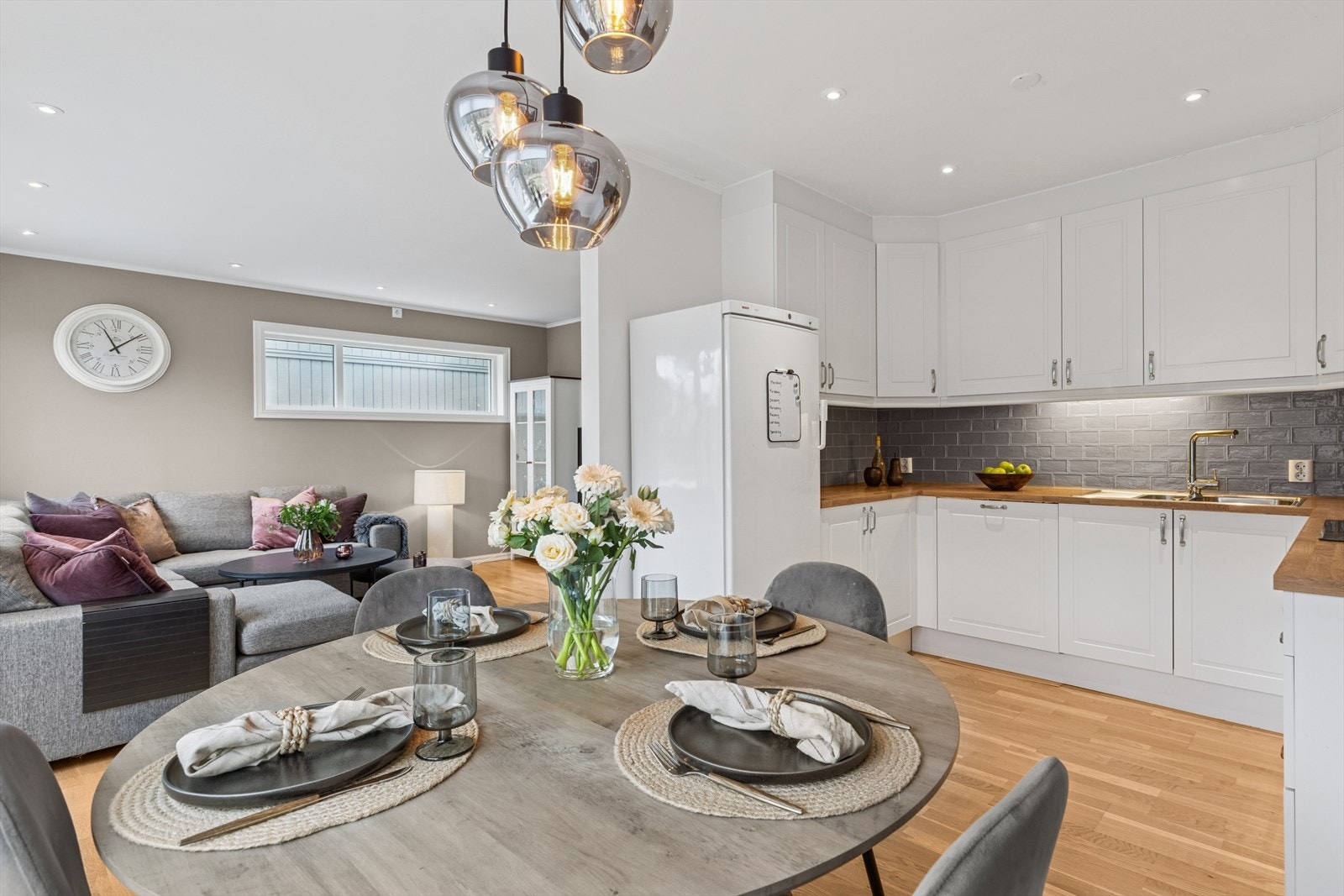 Hjemmets kjøkken ligger i åpen løsning mot stue/spisestue, noe som skaper en perfekt arena for samvær og underholdning mens måltidene tilberedes. Galleribilde