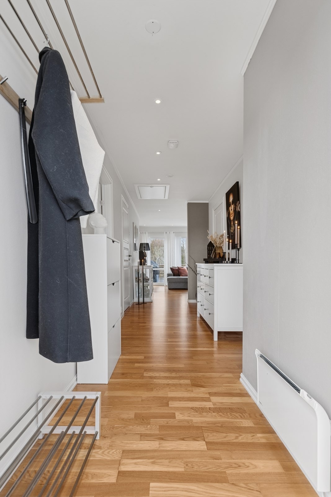 Entré/gang med loftsluke i himling. Beboere i 2.etasje er også gitt midlertidig enerett til bruk av kryploft beliggende over sin boenhet. Galleribilde