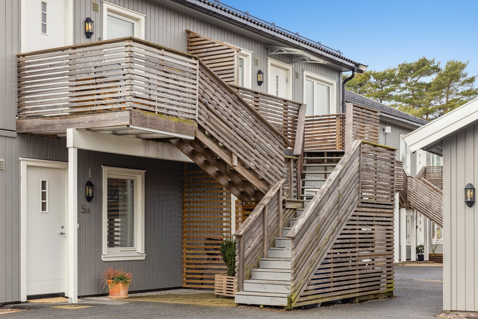 Utvendig trapp med adkomst til boligen beliggende i 2. etasje. Galleribilde