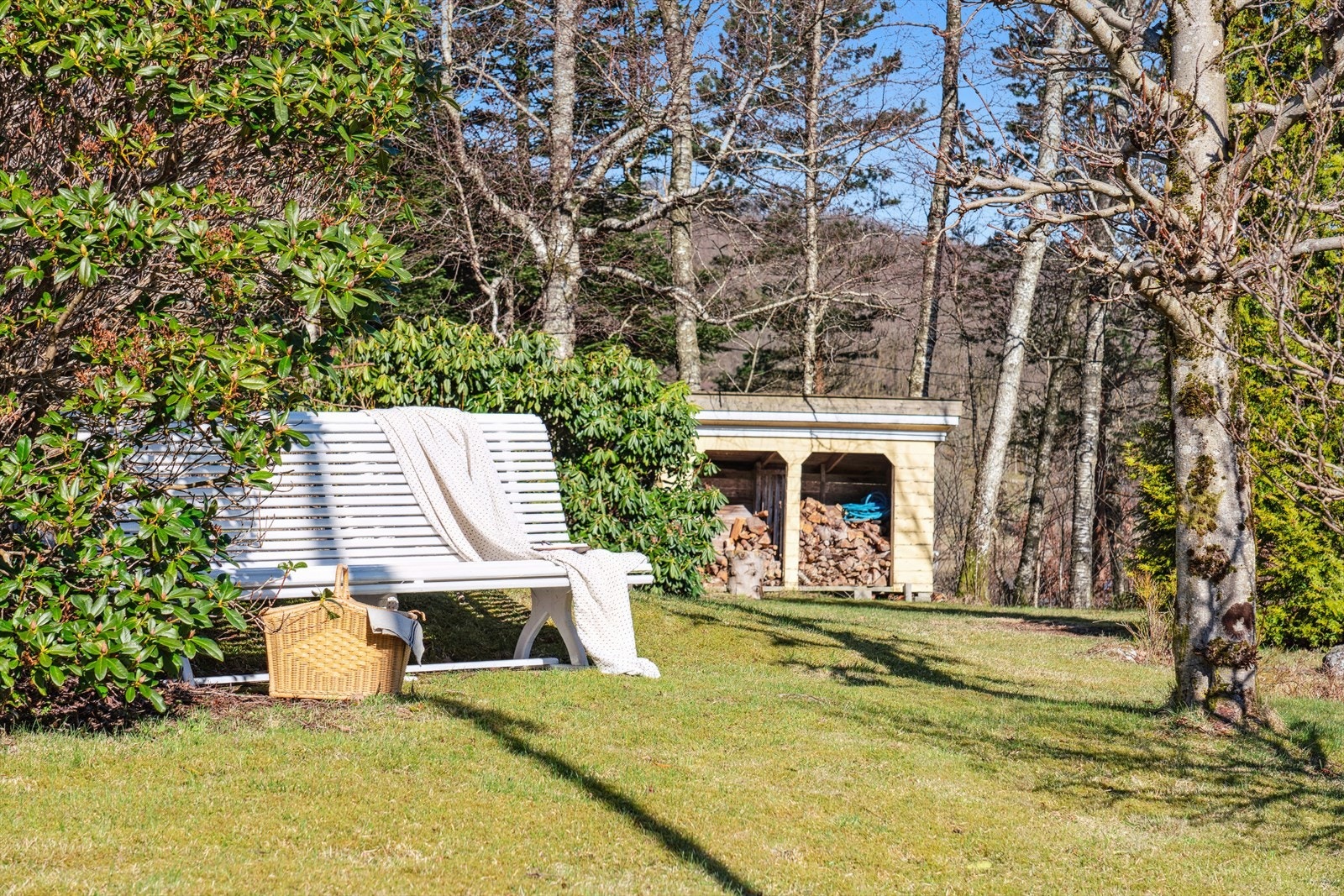 Eiendommen er pent opparbeidet og uteområdet gir rom for flere uteaktiviteter Galleribilde