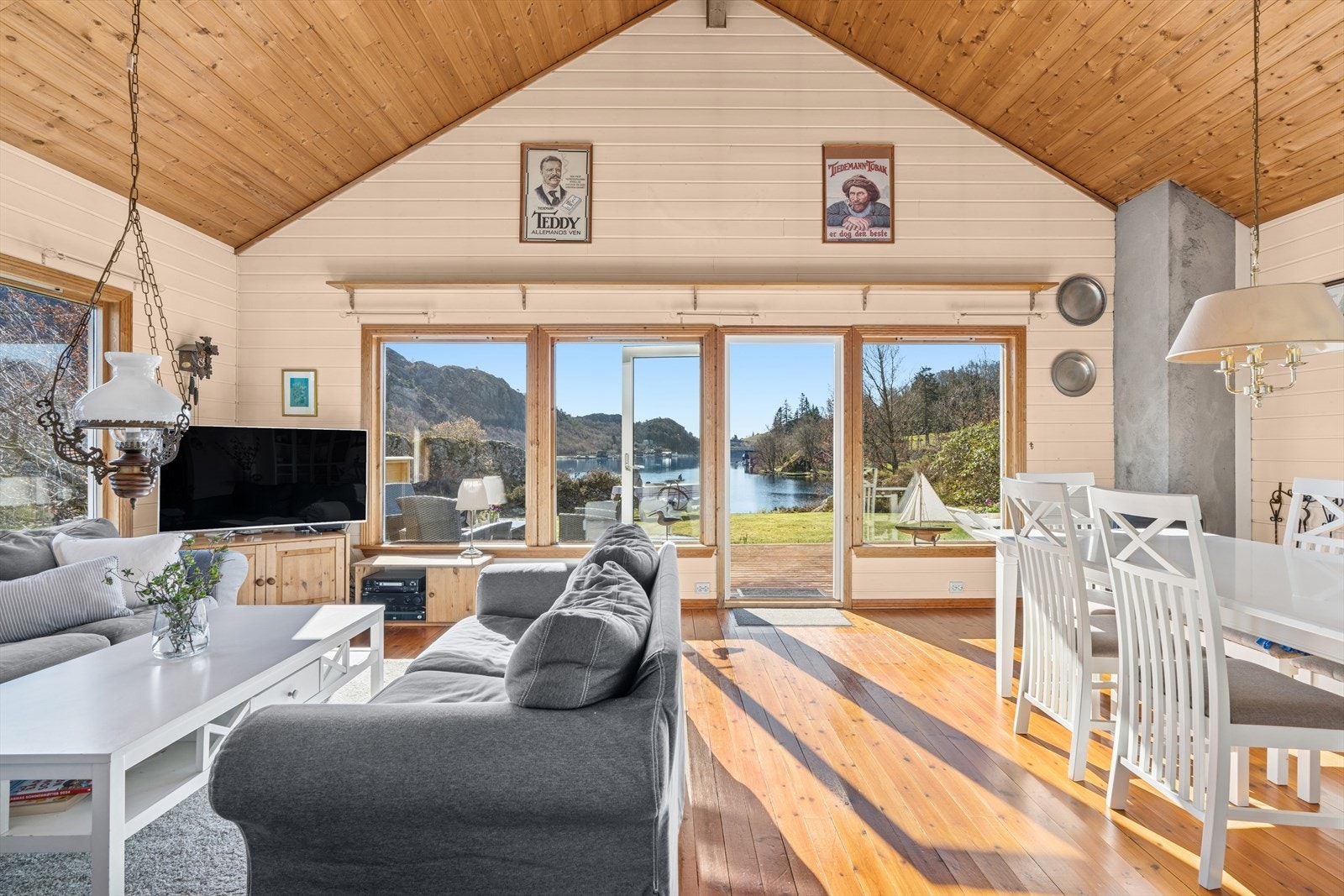 Lys og luftig stue med generøs takhøyde for en flott atmosfære inne i rommet. Galleribilde