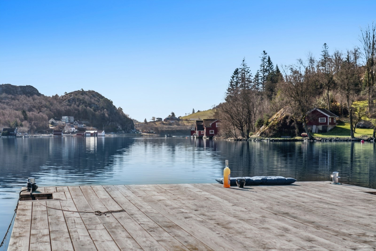 Kjeøy har gode fiskemuligheter, så hvis du liker å fiske, kan du prøve lykken her, rett fra bryggekanten. Galleribilde
