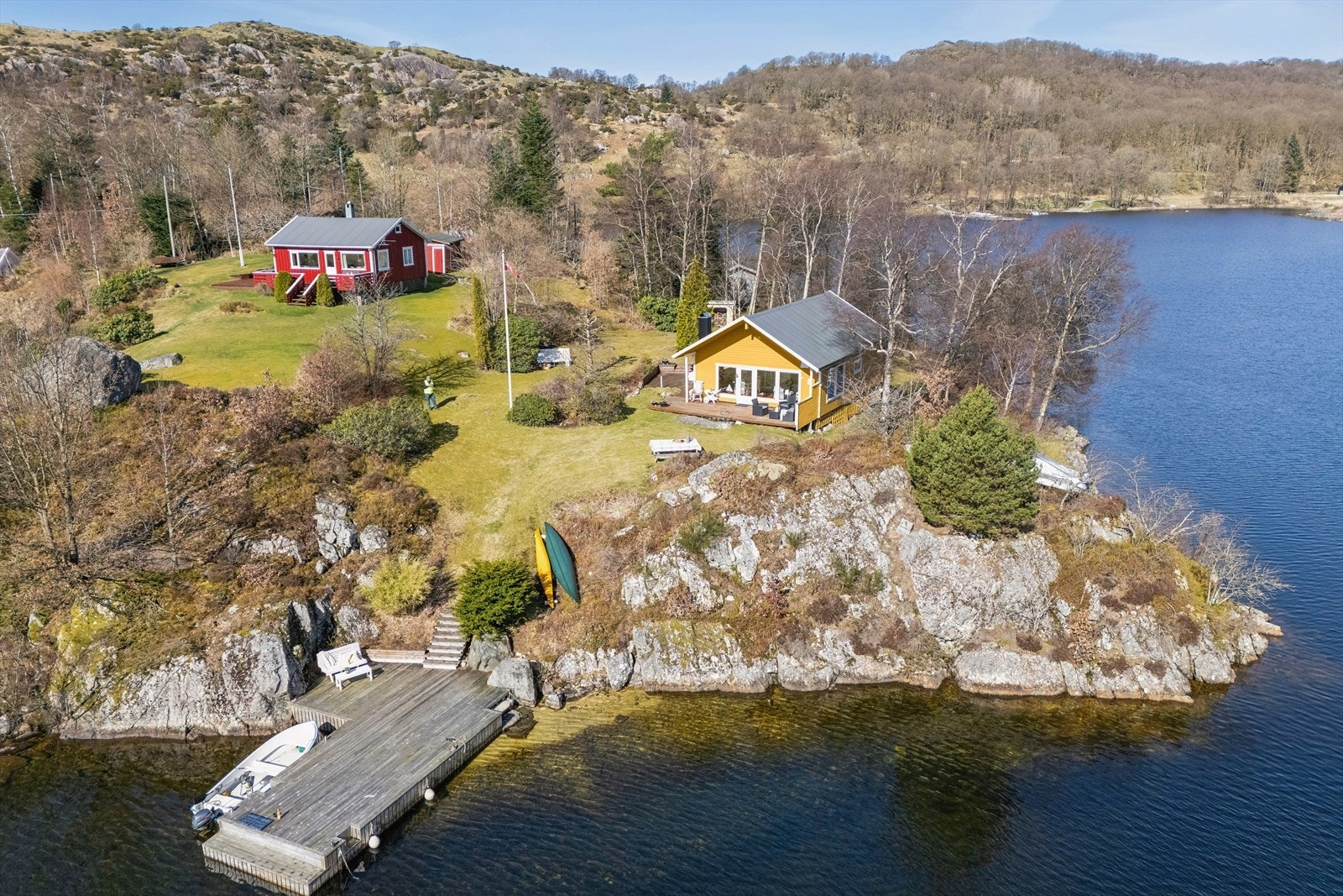 Kjeøy er kjent for sin vakre natur og rolige atmosfære. Du kan gå turer rundt øya eller ta sjøveien via kajakk og nyte den fantastiske utsikten over havet og landskapet. Galleribilde