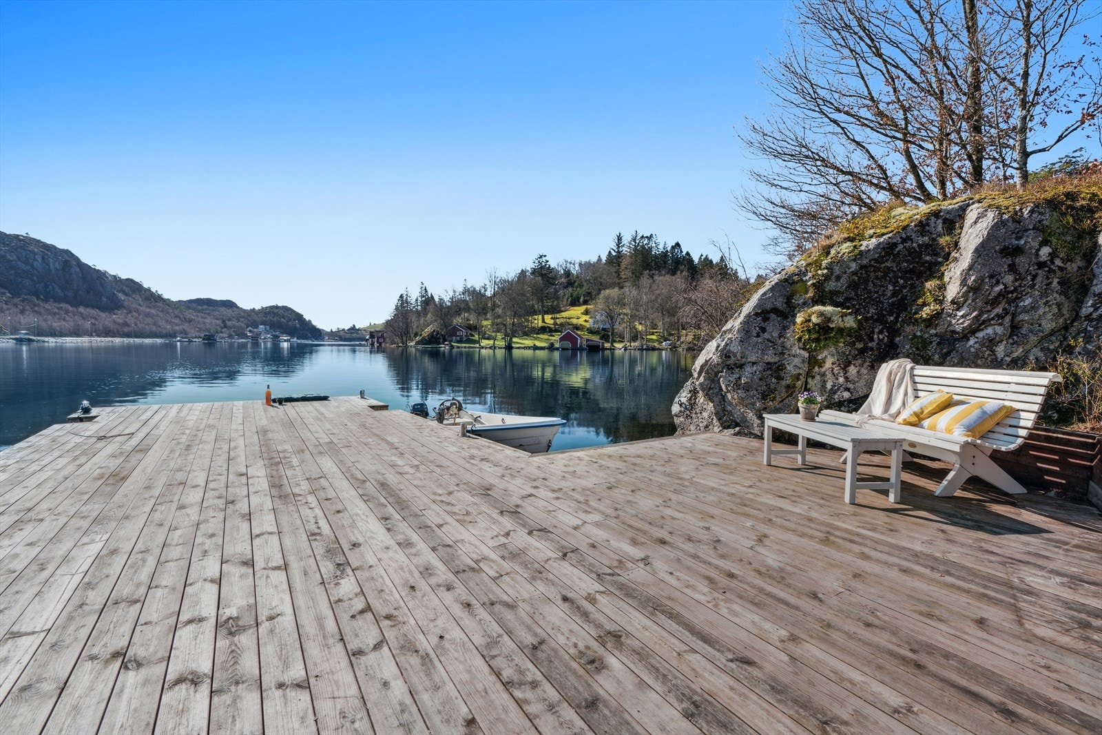 Bryggen har god plass for sittemøbler og solsenger, og det er bademuligheter på enden av brygga. Galleribilde