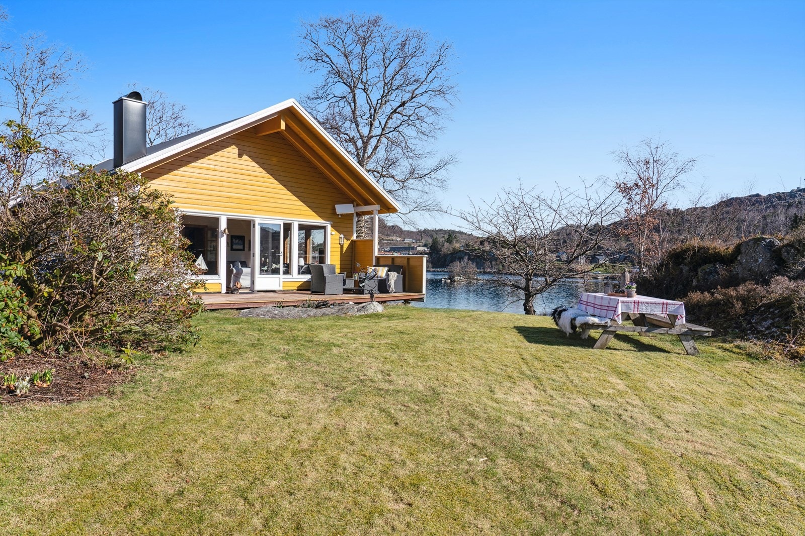 Det er kun ca. 2 km til Egersund sentrum. Ellers har Egersund gjestehavn både dagligvarehandel og bensinpumpe. Galleribilde