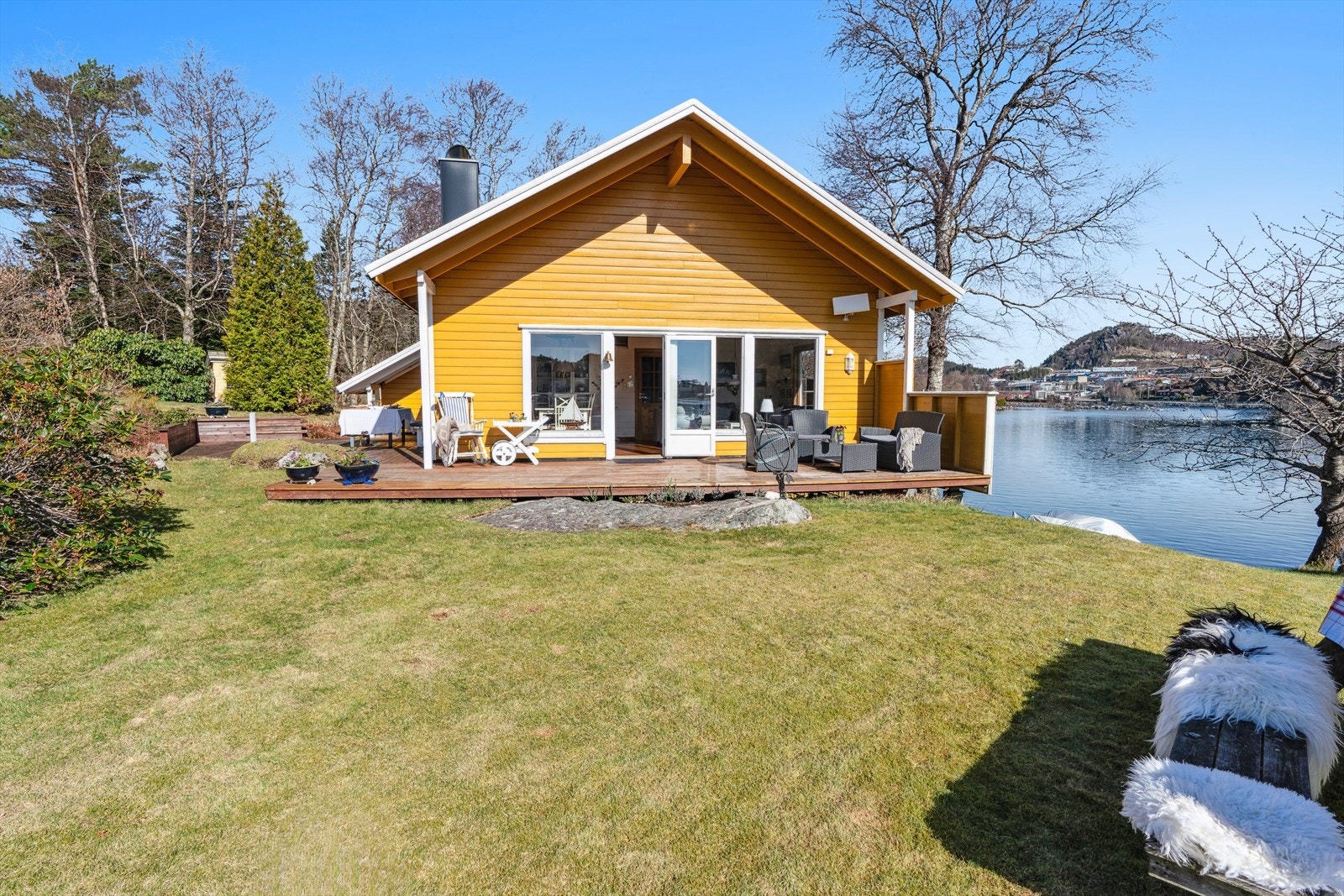 Solrik eiendom hvor været kan nytes på terrassen eller ute på tomten. Galleribilde