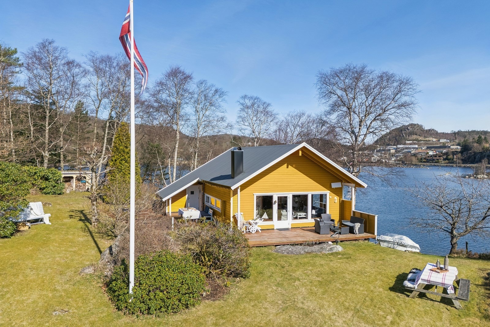 I idylliske omgivelser, omfavnet av både sjøen og naturen, ligger denne flotte eiendommen. Galleribilde