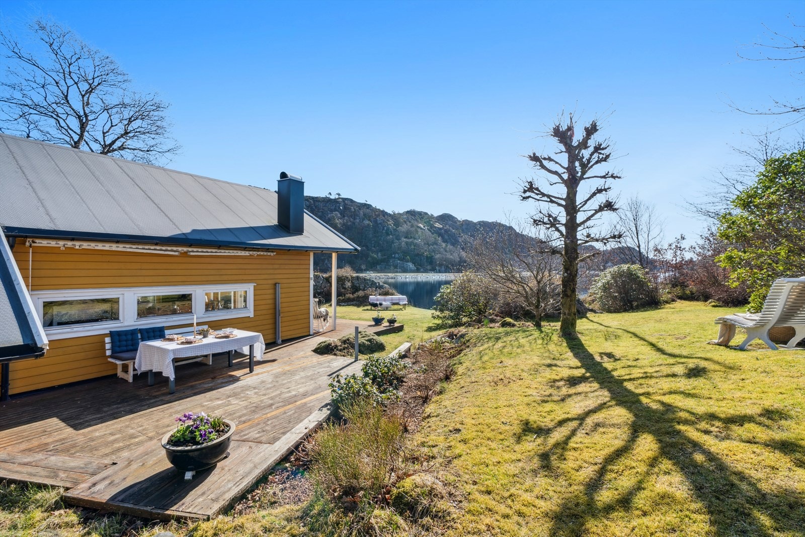 Fra uteområdene kan du nyte en vidstrakt utsikt mot Tegnsvågen. Galleribilde