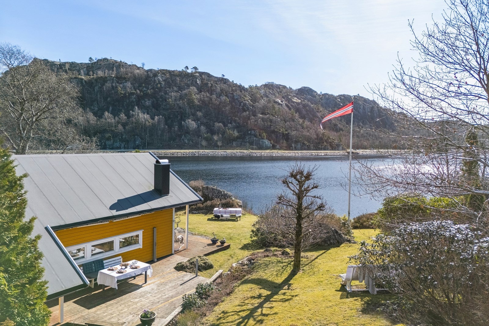 Uteområdet består av plen, terrasser, svaberg og naturtomt som skjermer for innsyn fra naboeiendommer. Galleribilde