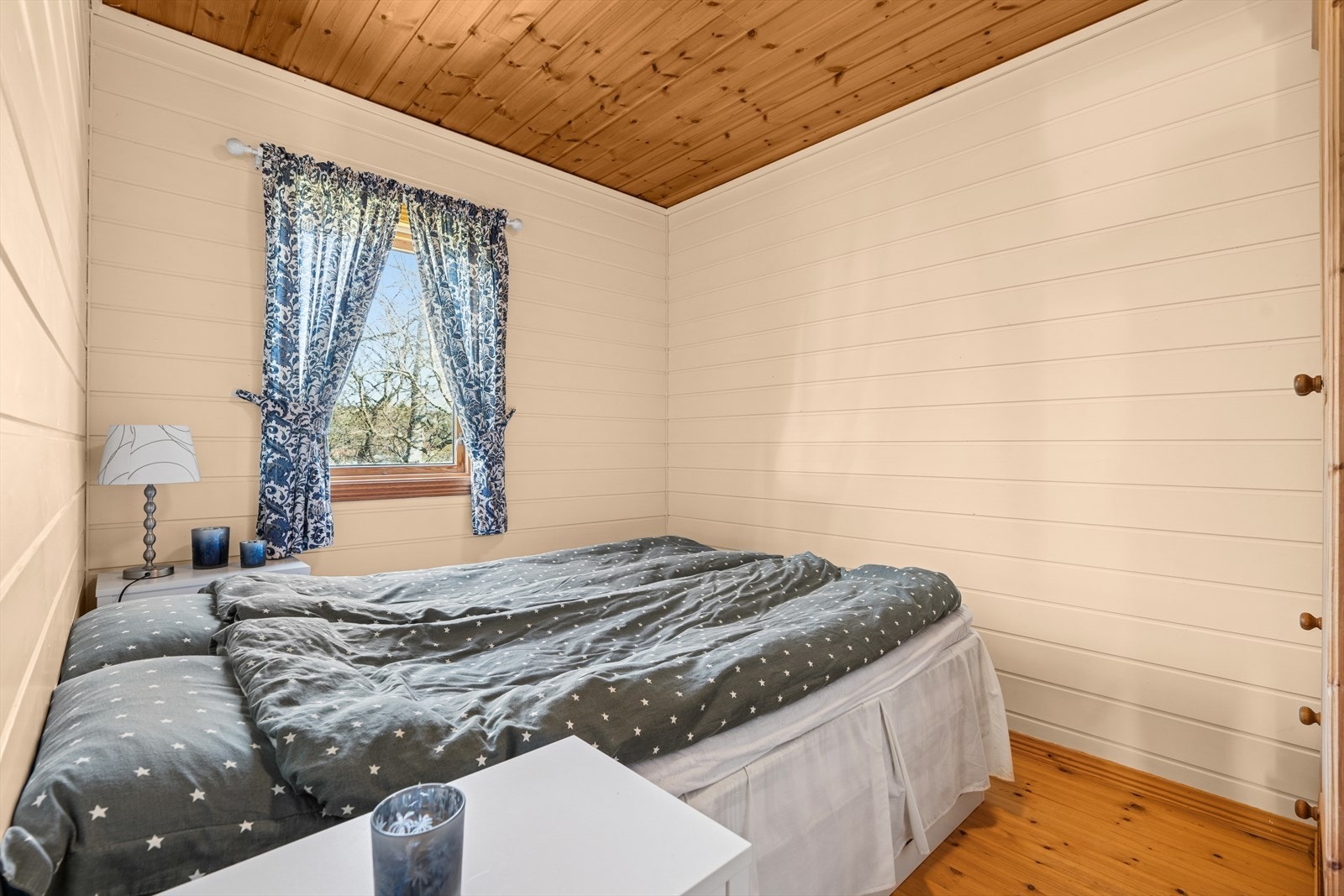 Hytta har 3 soverom hvor alle har plass for dobbelseng eller køyeseng. Galleribilde