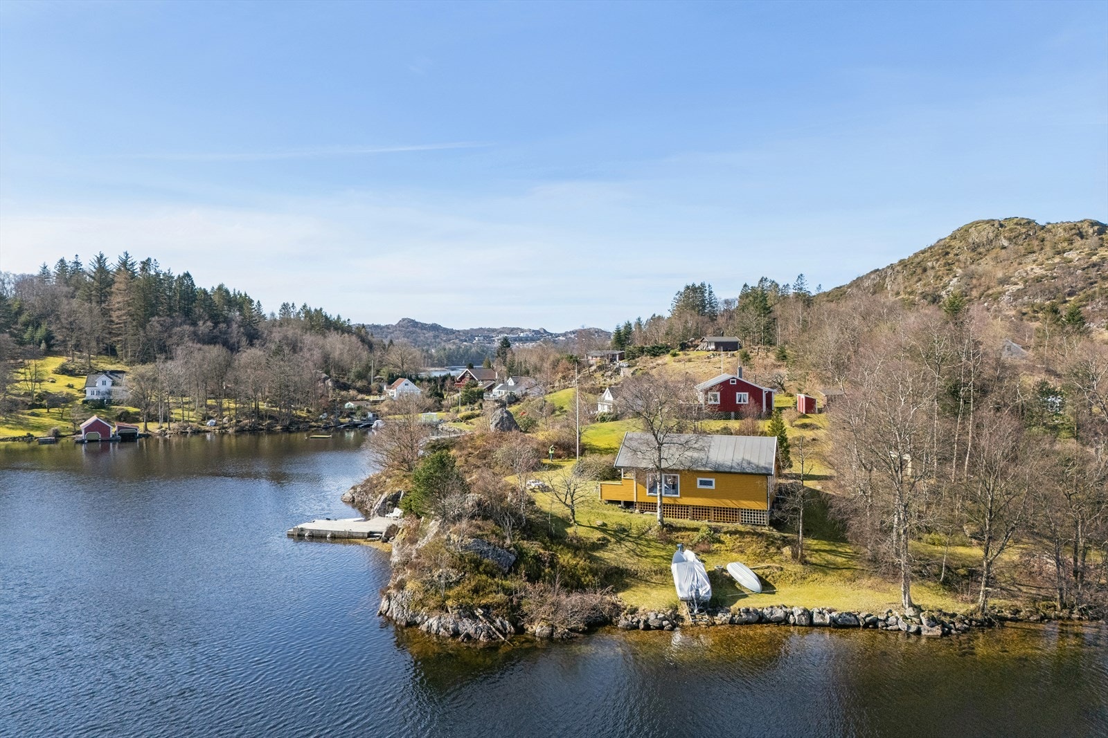 Eiendommen ligger ytterst med direkte tilgang til sjøkanten. Galleribilde