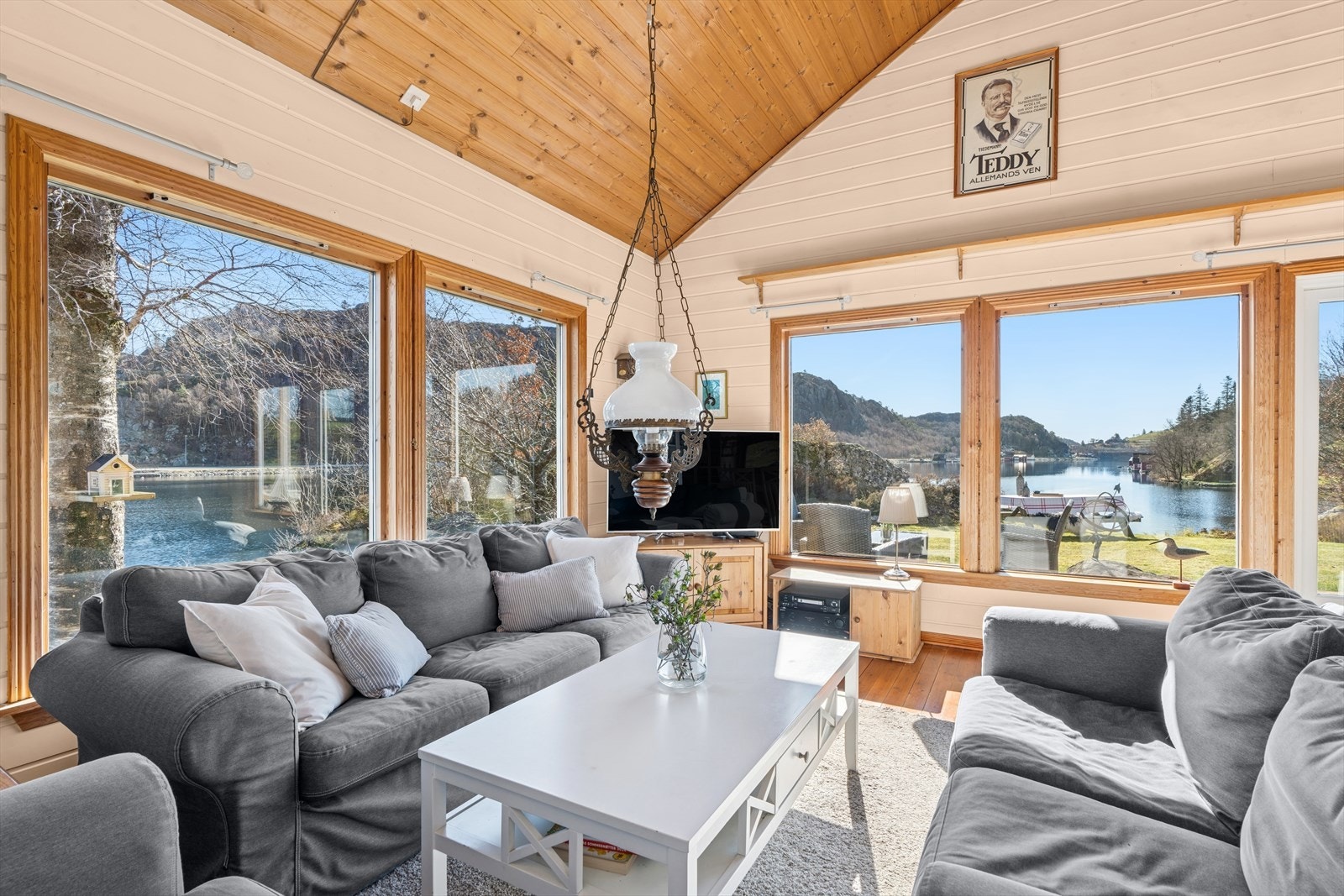 Store vindusflater for et rikelig innslippp av dagslys samt en fantastisk utsikt. Galleribilde