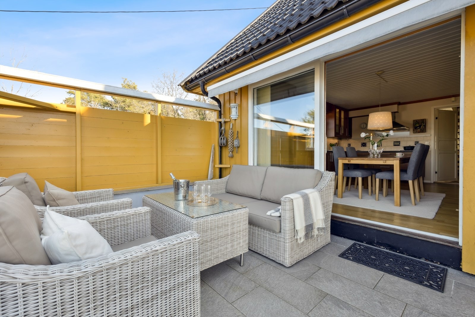 Solrik og møbleringsvennlig terrasse på ca. 33,2 m². Galleribilde