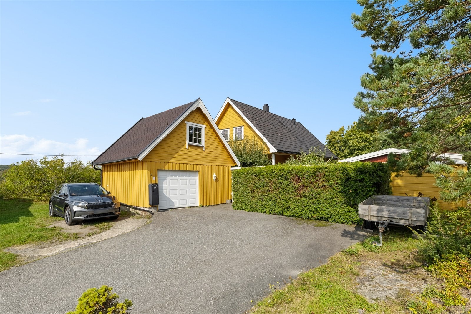 Parkeringsmuligheter på egen gårdsplass og i garasje. Galleribilde
