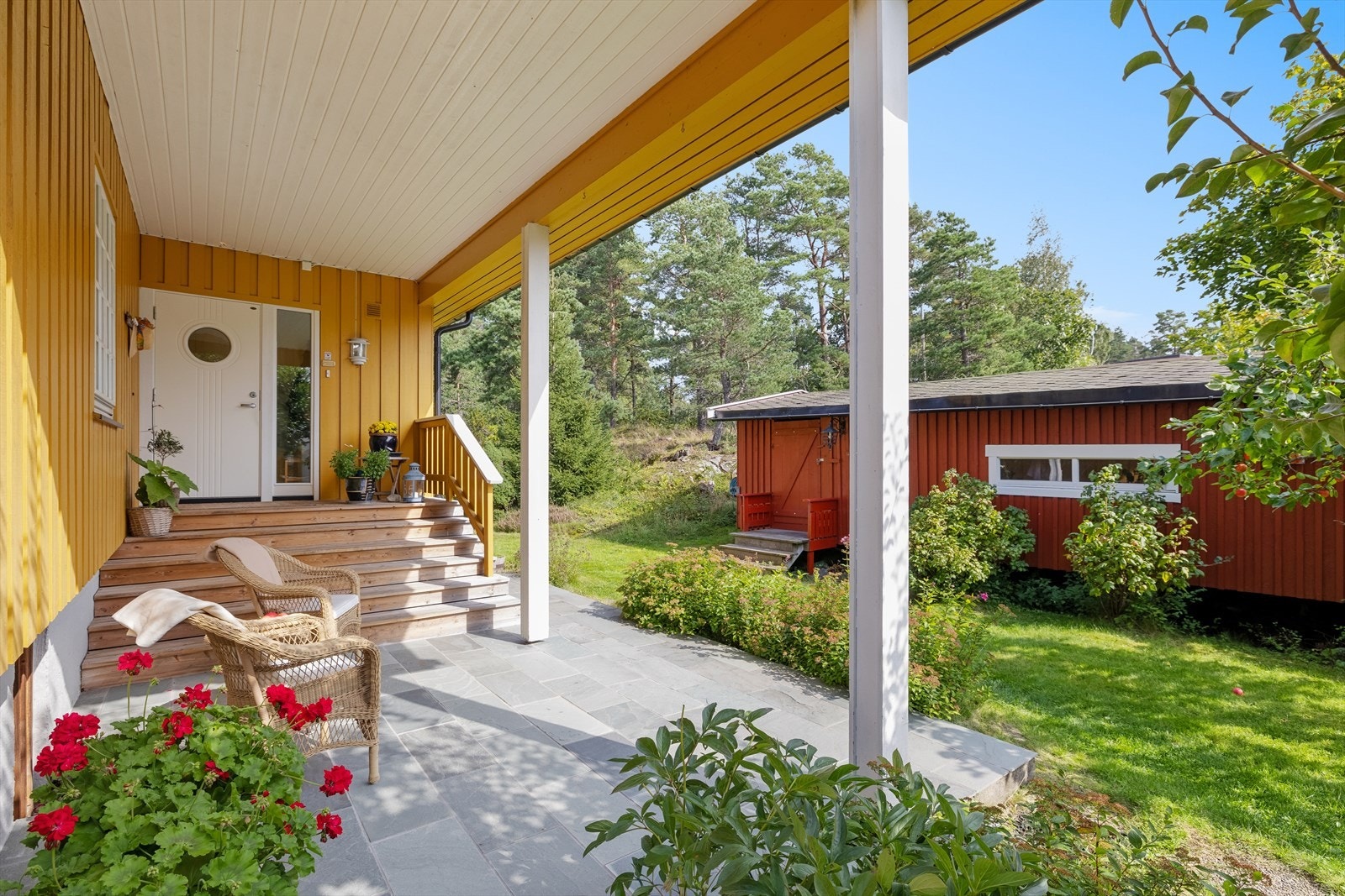 I tilknytning til inngangspartiet finner du en skjermet og hyggelig uteplass på ca. 14,3 m², med takoverbygg. Galleribilde