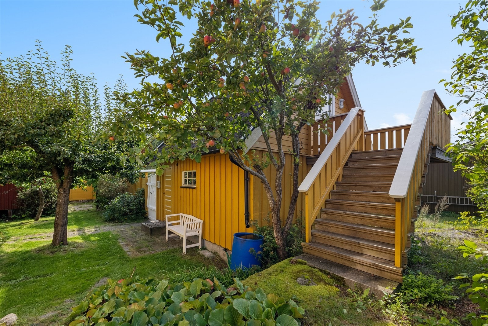 Garasjen er målt til 28 m², med en loftetasjen på ca. 17 m² (gulvflate på 20,3 m²). Galleribilde
