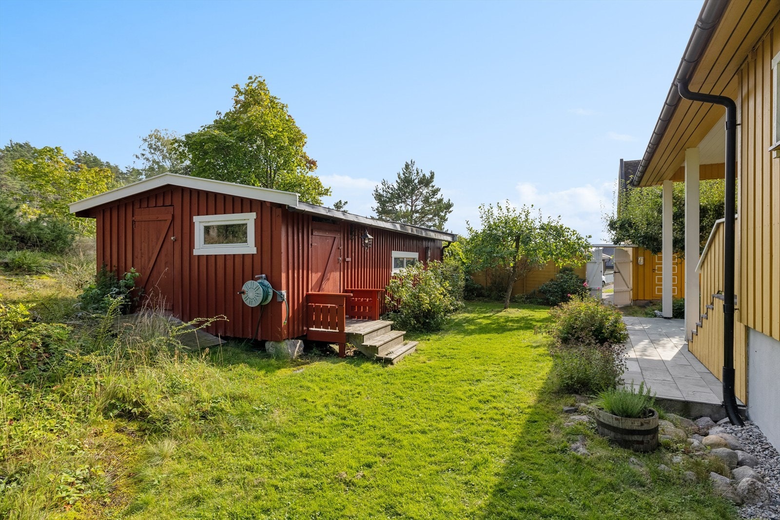 Det er et uthus på eiendommen, målt til ca. 35 m². Galleribilde