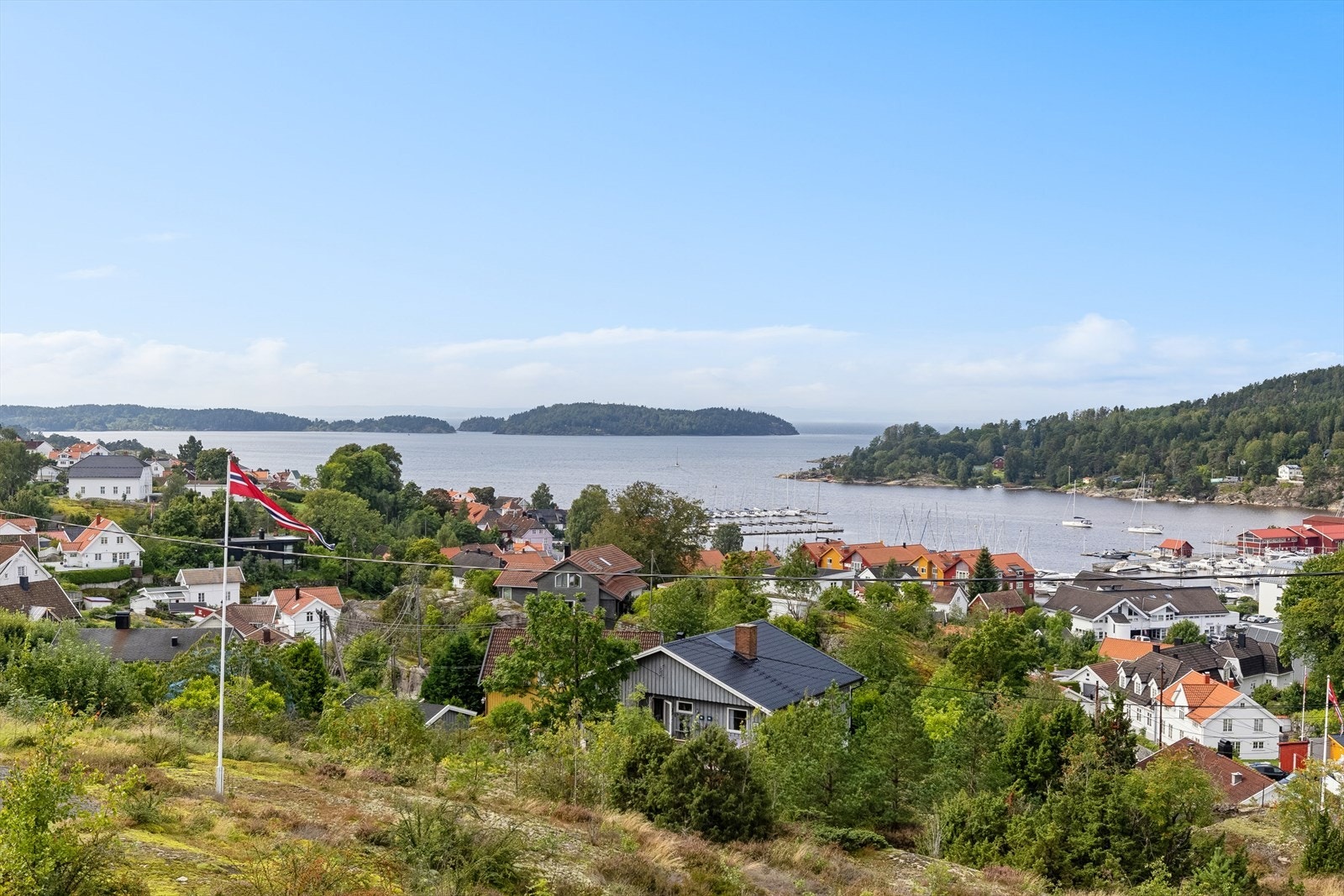 Son er et populært sted for både fastboende og feriegjester, takket være den maritime atmosfæren og de vakre omgivelsene. Galleribilde