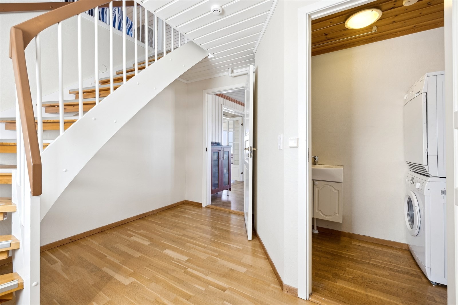 Det er innvendig trappeadkomst til 2. etasje. Galleribilde