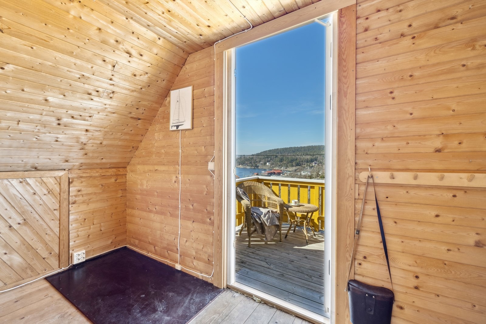 Innredet 2. etg. over garasjen. Denne er vinterisolert og har derfor et større bruksområde enn bare lagring. Galleribilde