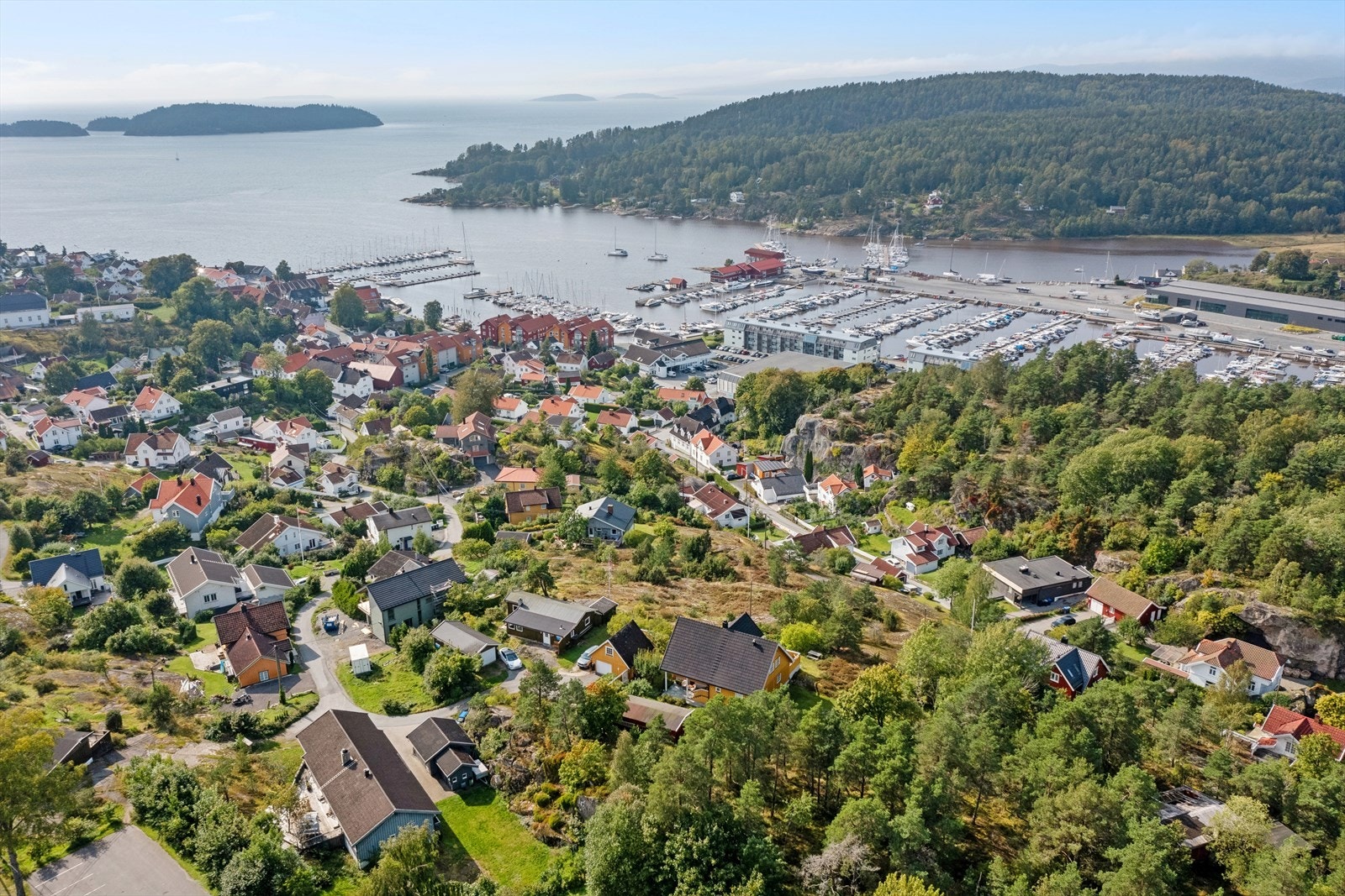 Beliggenheten gir nærhet til alle nødvendige fasiliteter, som dagligvarebutikker, offentlig transport, skoler og barnehager, samt tur- og rekreasjonsområder. Galleribilde