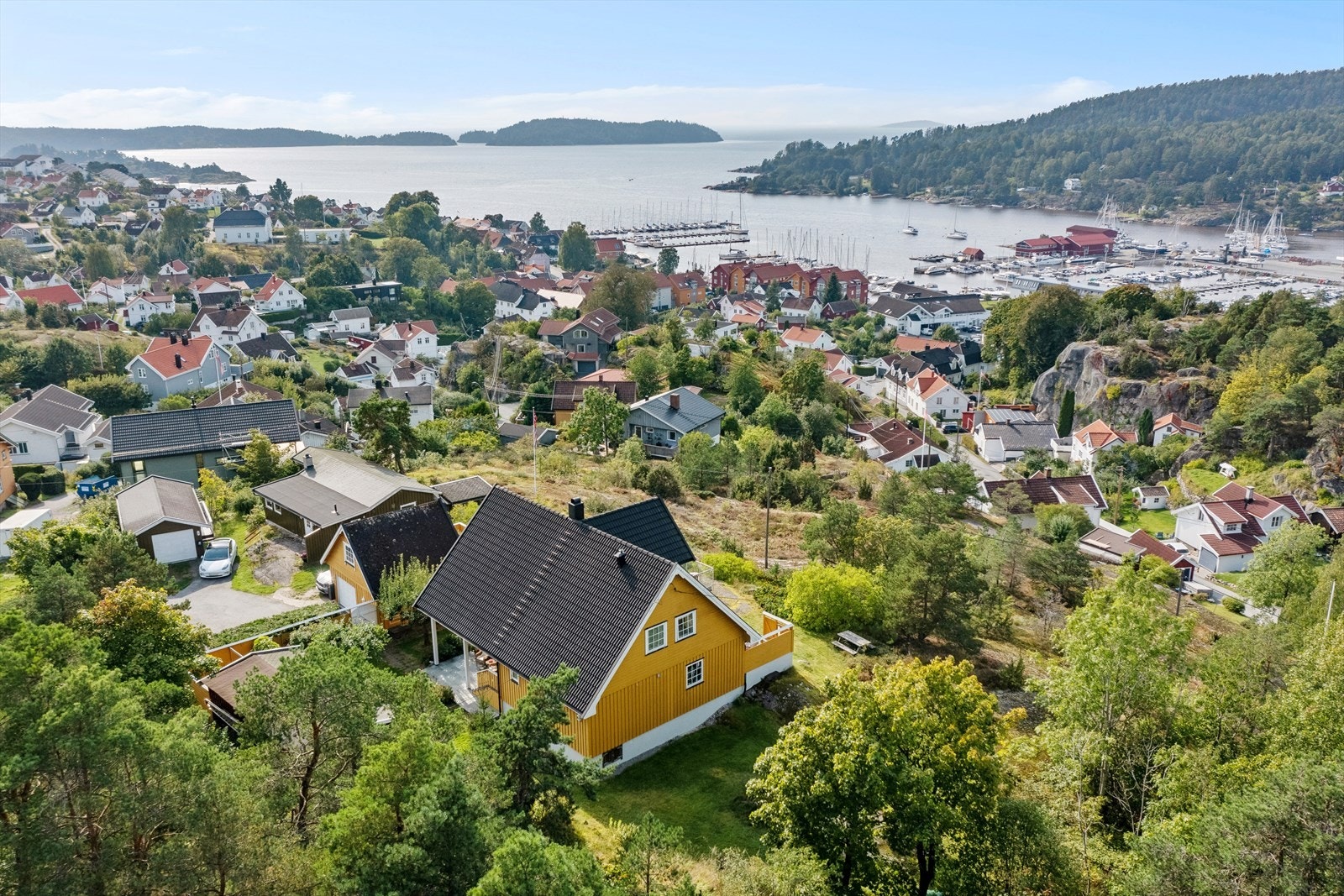 Denne unike eiendommen sørger for panoramautsikt over sjøen både fra boligen og de fleste uteplasser. Galleribilde