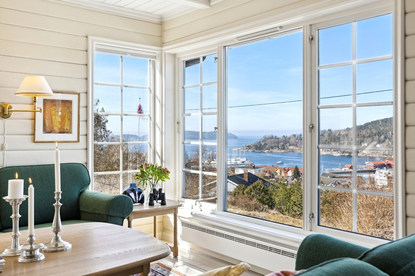 Fra stuen kan du nye fantastisk utsikt mot sjøen. Galleribilde
