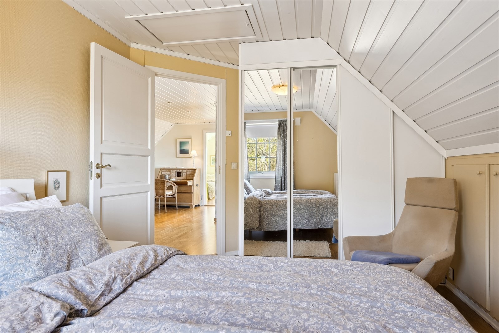 Soverommene har en utforming som gir fine innredningsmuligheter med plass til seng, nattbord og annet ønskelig møblement. Galleribilde