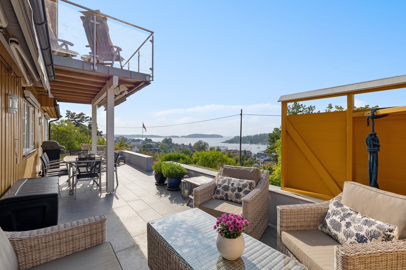 De romslige kvadratmeterne gir plass til ønsket utemøblement, grill og diverse beplanting. Galleribilde