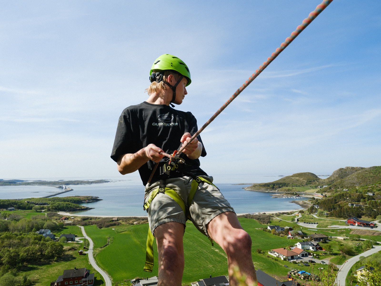 Rappellering ned fjellsida bak Strandhotellet. Foto: Ole Ekker Galleribilde