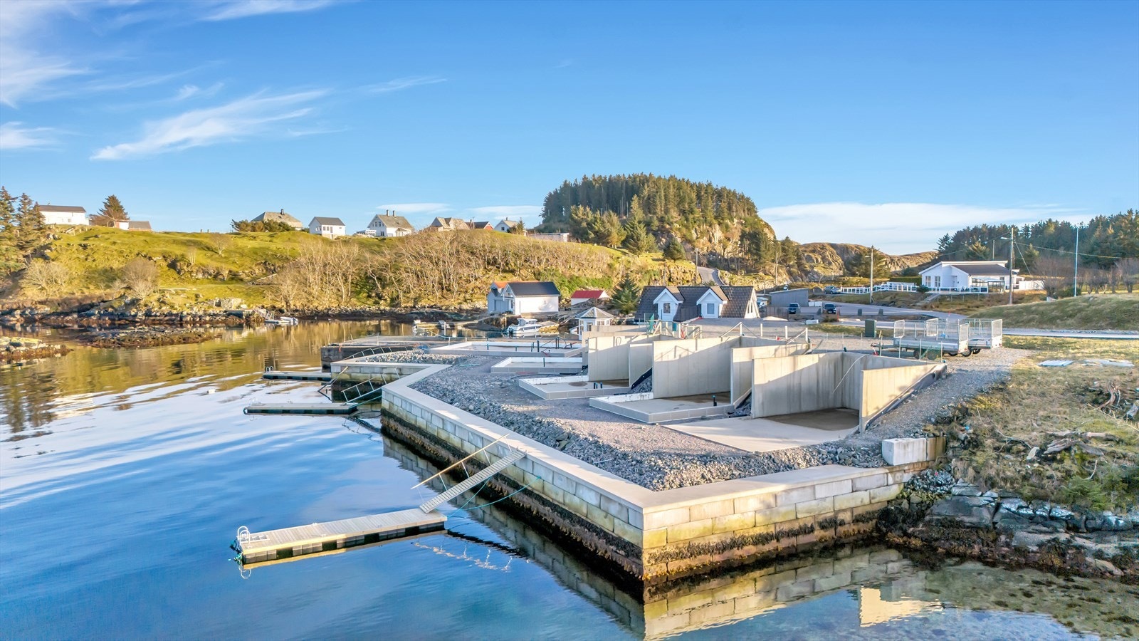 Nydelig badebrygge - og fantastiske omgivelser Galleribilde