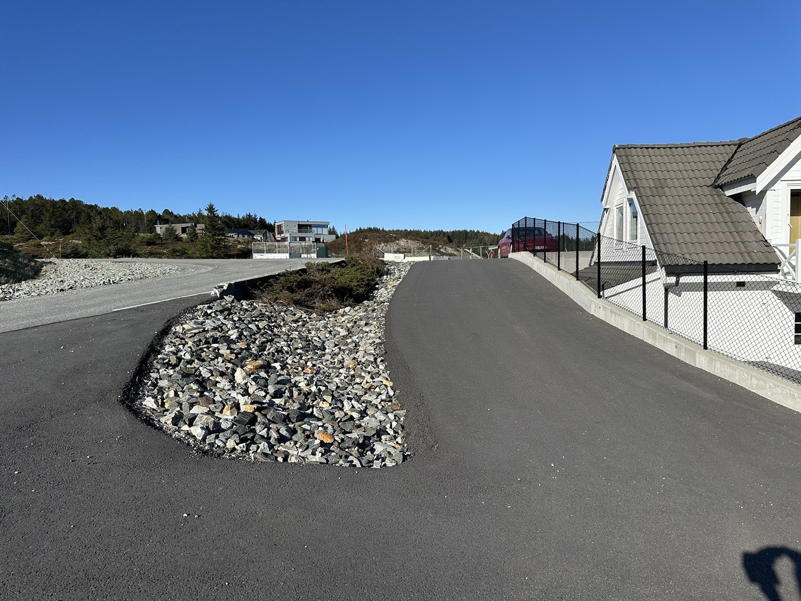 Privat nyasfaltert veg frem til parkeringsplass Galleribilde