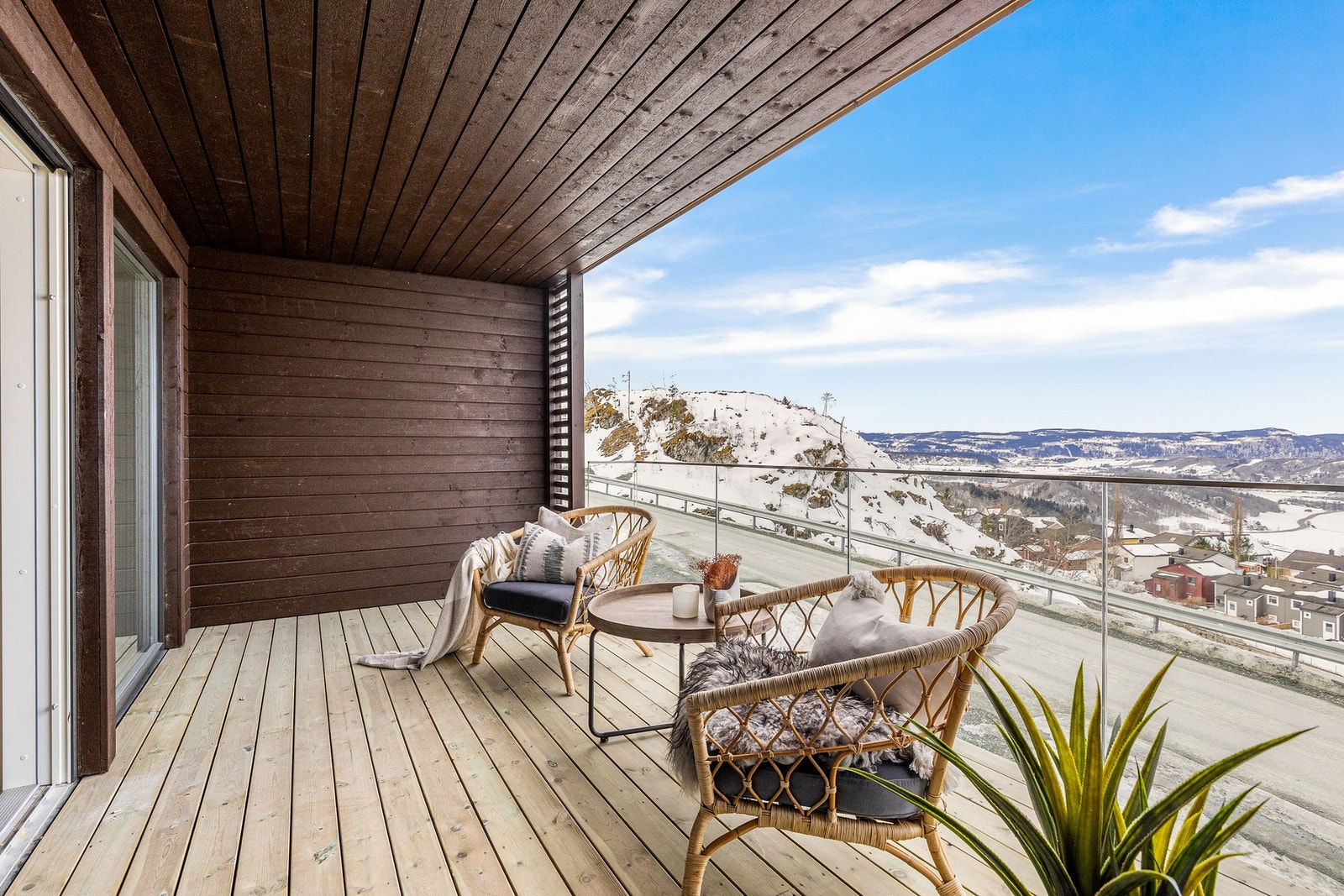 Boligen byr på panoramautsikt, og denne utsikten kan du nyte fra verandaen utenfor stua, eller den store takterrassen oppå boligen. Galleribilde