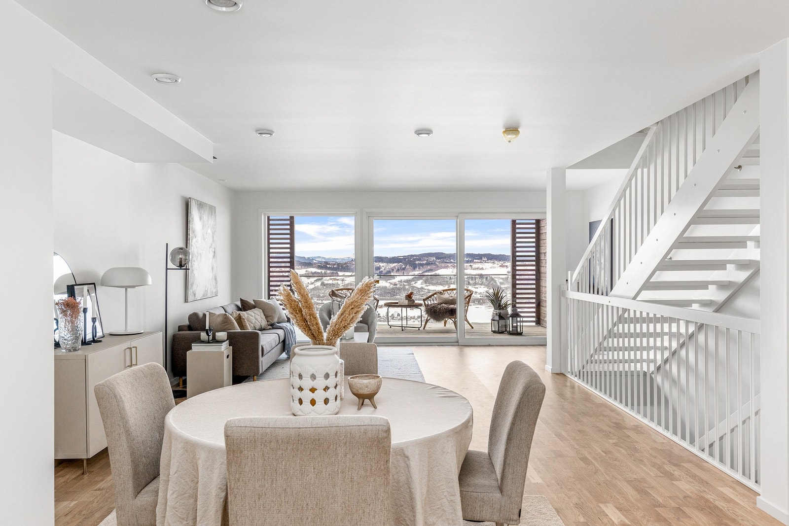 Denne boligen byr på moderne standard, med blant annet åpen stue- og kjøkkenløsning, 2 bad pluss gjestetoalett, 4 soverom, integrert garasje og en flott takterrasse med bod. Galleribilde