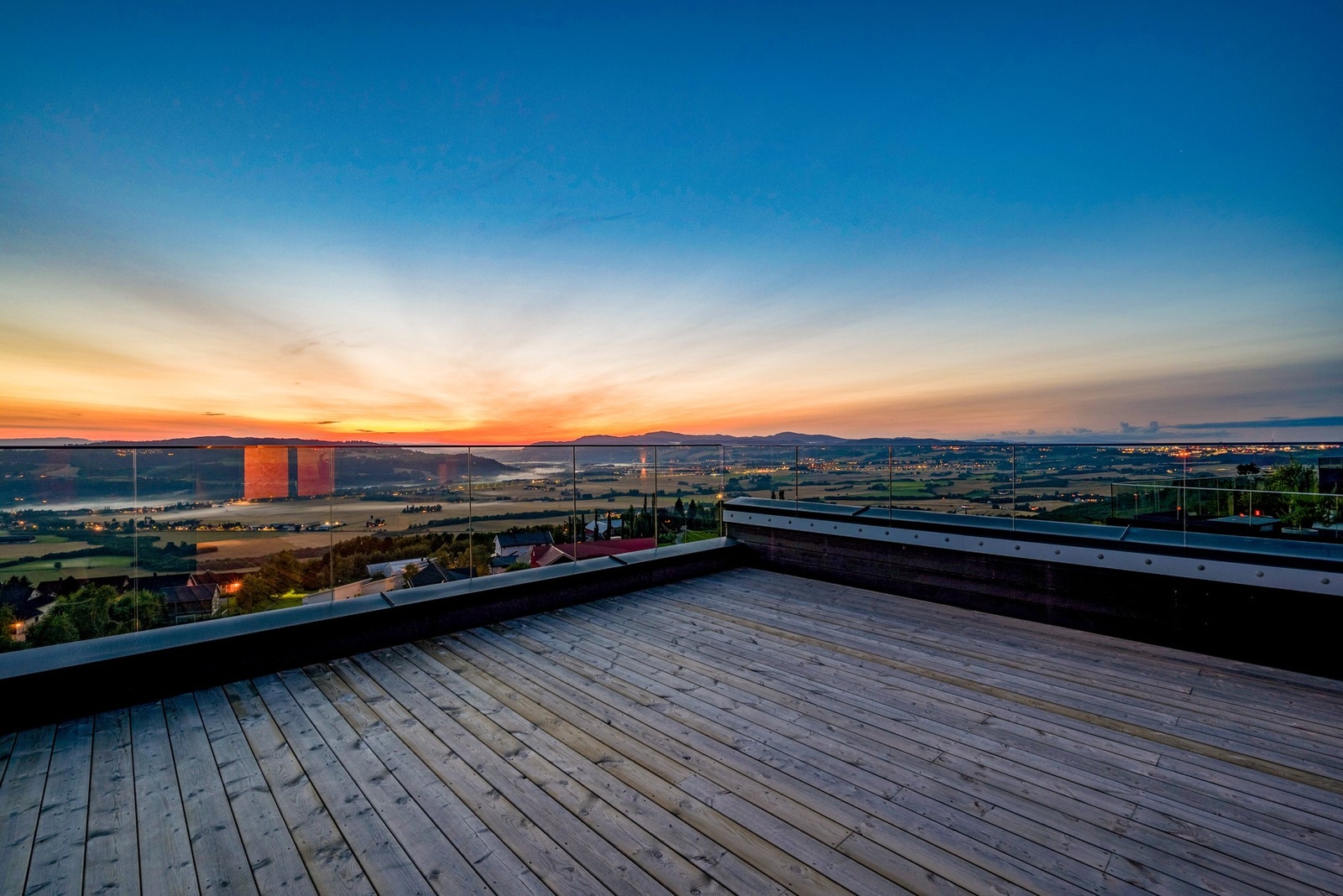 Takterrassen byr på fantastisk utsikt som blant annet strekker seg til Øysand og Gaulosen. Galleribilde