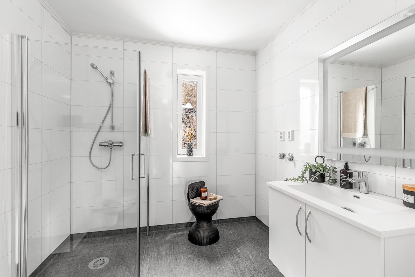 Det ene badet måler 5 kvm og har flislagte vegger, samt opplegg for vaskemaskin. Galleribilde