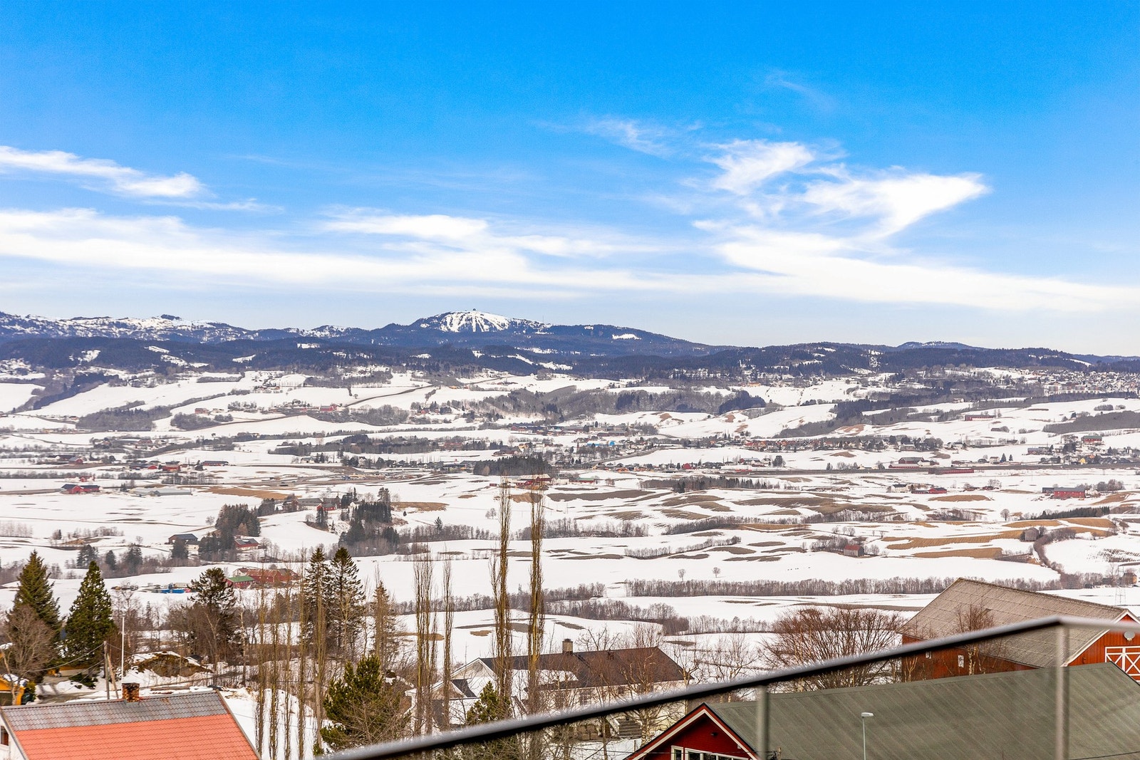 Her kan du nyte solrike dager fra morgen til kveld, med en fantastisk utsikt fra høyden. Galleribilde