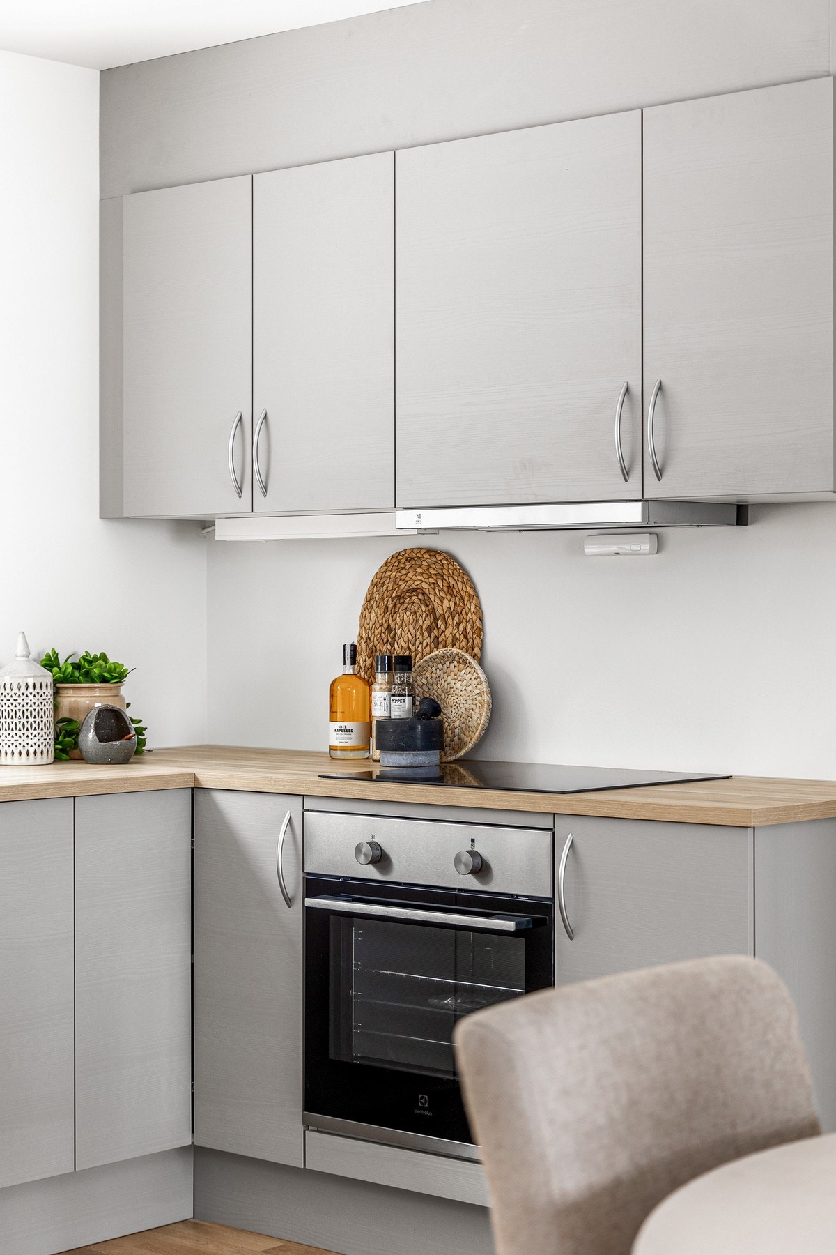 Kjøkkenet er utstyrt med integrert stekeovn, platetopp, oppvaskmaskin og kjøleskap med fryser. Galleribilde