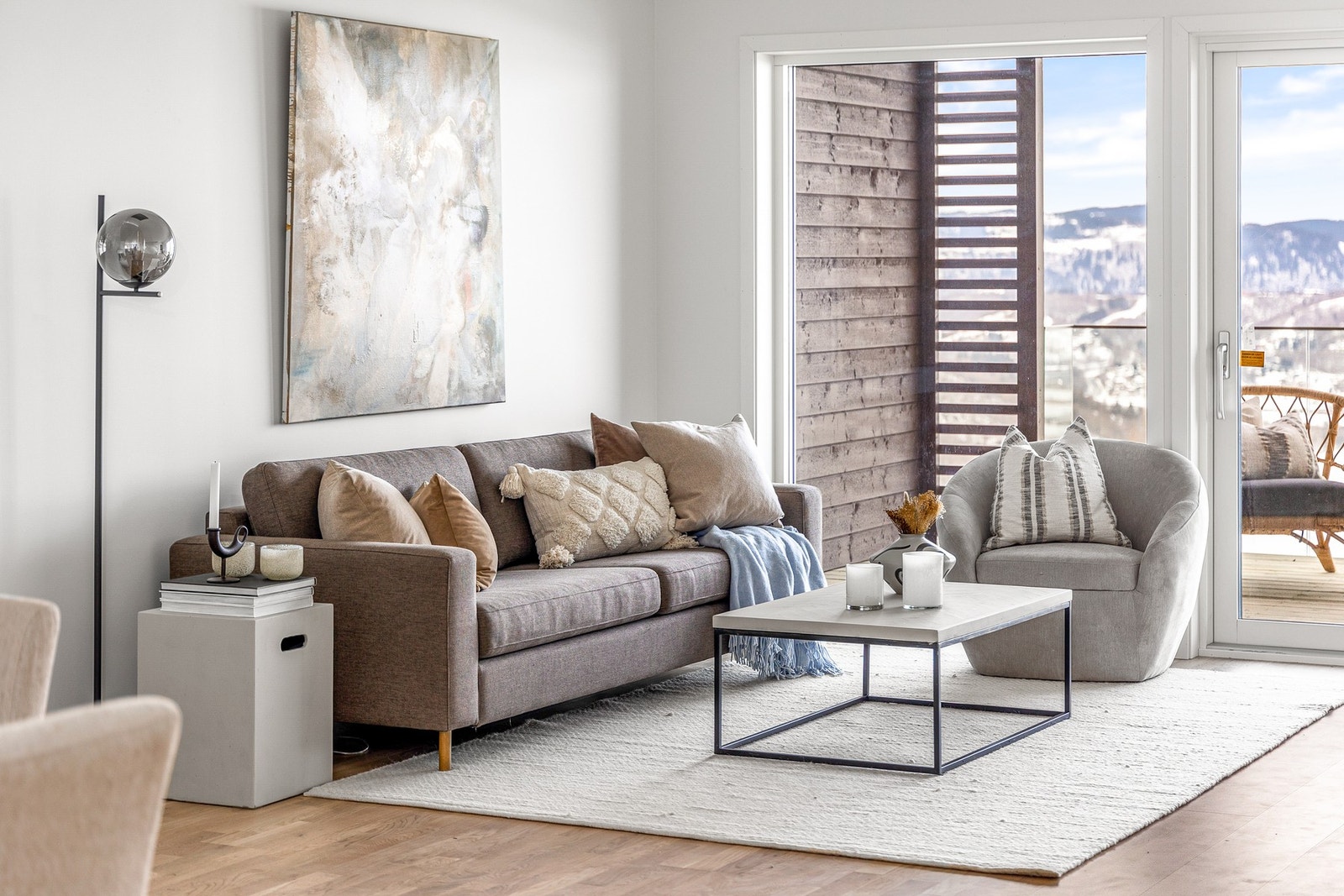 Fra stuen er det utgang til en balkong på ca. 15 kvm, med nydelig utsikt over nærområdet. Galleribilde