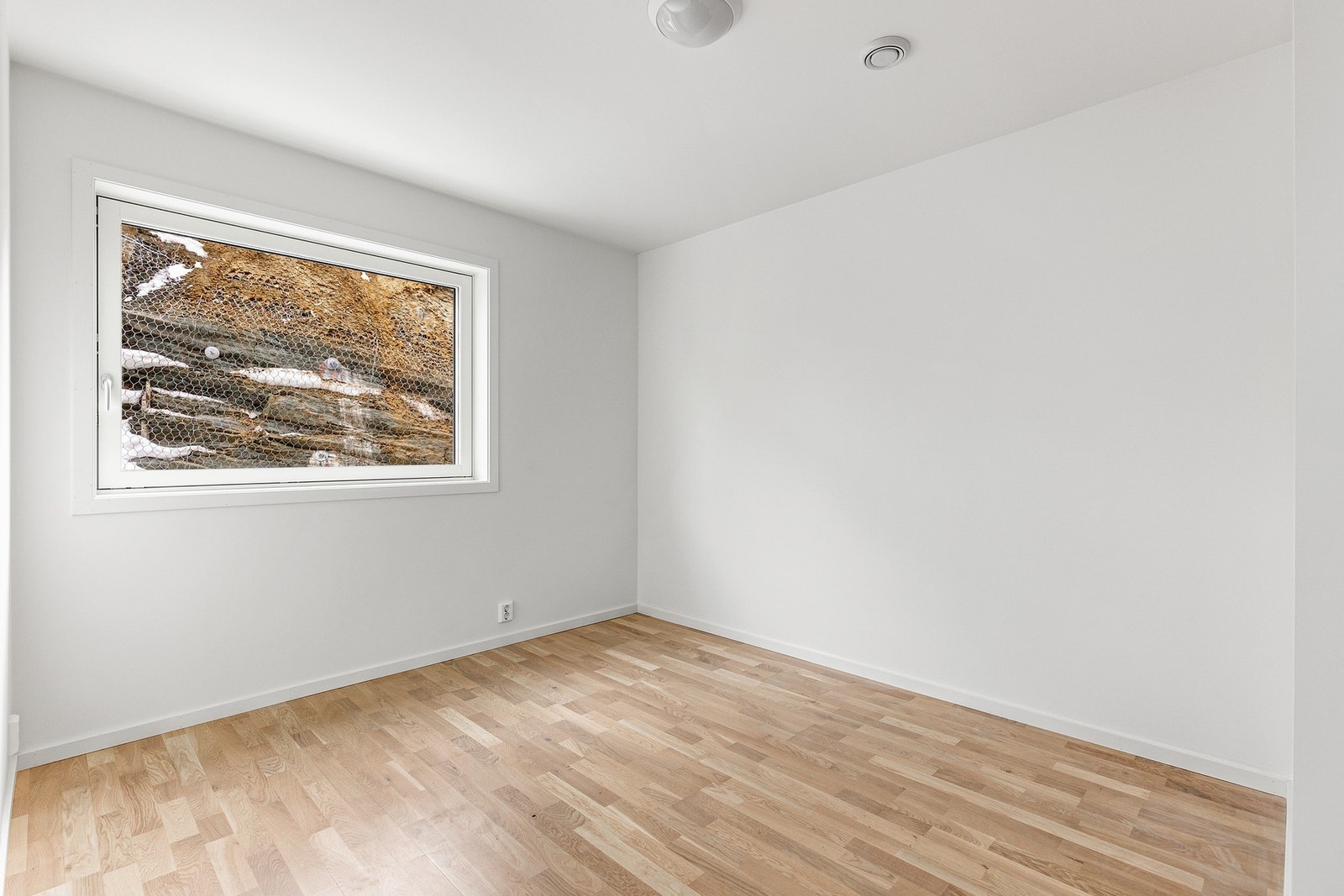 Alle soverommene har parkett, lysmalte vegger og listefrie himlinger. Dette rommet er ca. 10 kvm og ligger i 3. etasje. Galleribilde