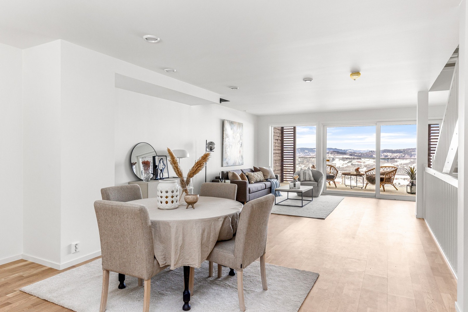 Stue og kjøkken er gjennomgående i andre etasje, med et totalt areal på 55 kvm. Galleribilde